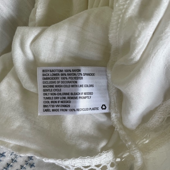 Knox Rose Pink Blue Floral Embroidered White Flowy Top Size Small - Picture 5 of 8